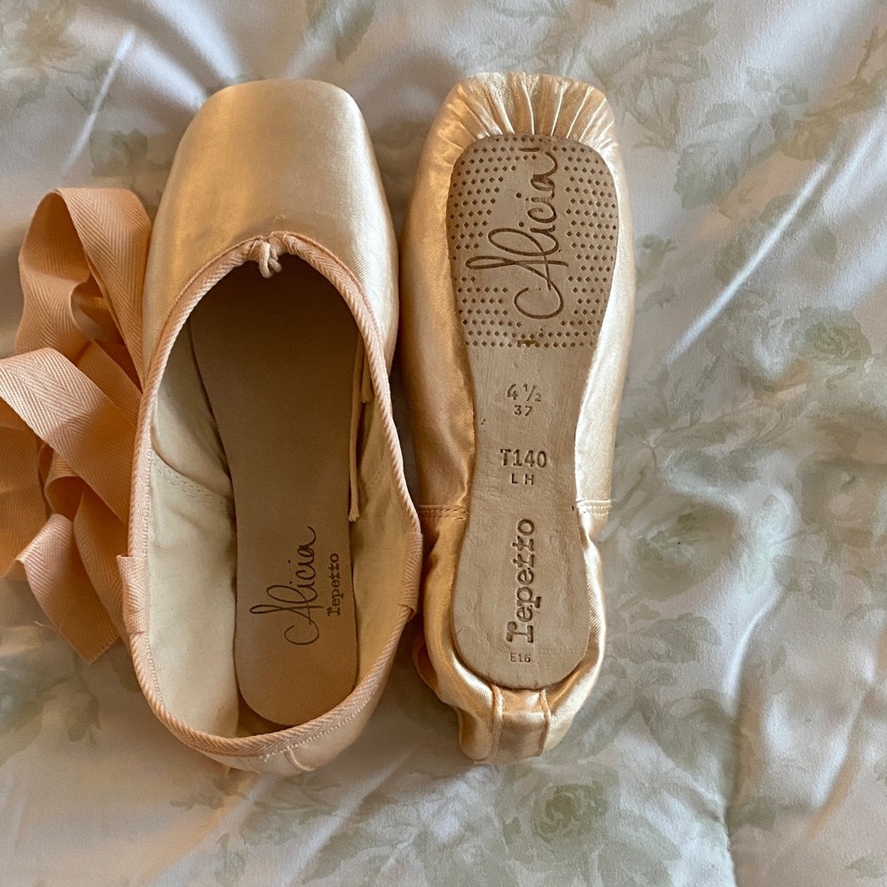 Repetto Alicia 4.5 Pointe Shoes